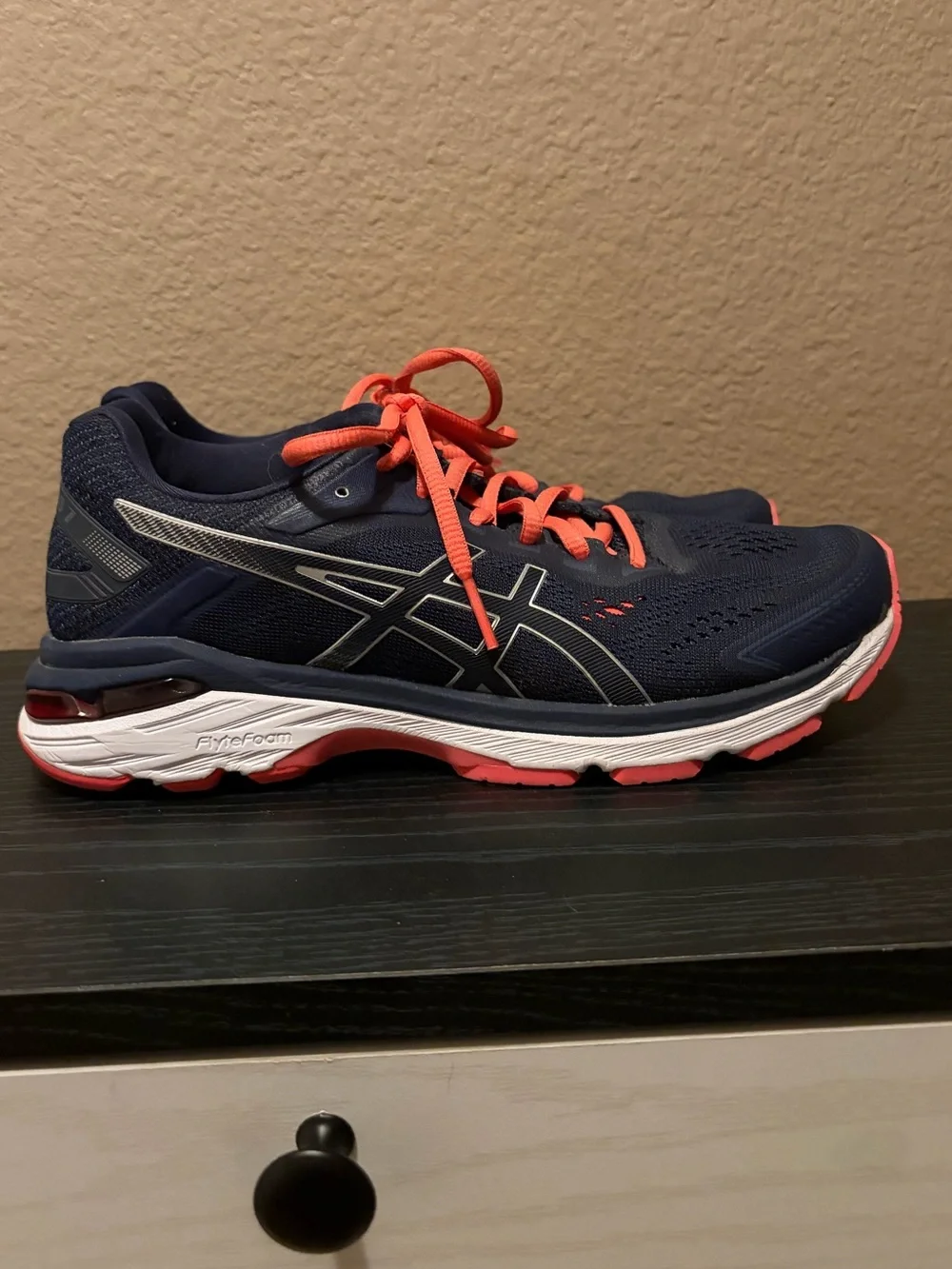 Like-New ASICS GT-2000 v7 in Peacoat/Silver